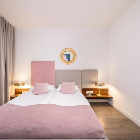 Blue And Green Apartment With Bright Pink Bedroom In Krakow By Noclegi Renters Exteriör bild