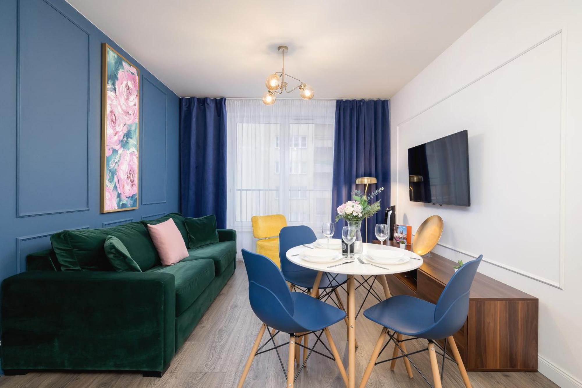 Blue And Green Apartment With Bright Pink Bedroom In Krakow By Noclegi Renters Exteriör bild