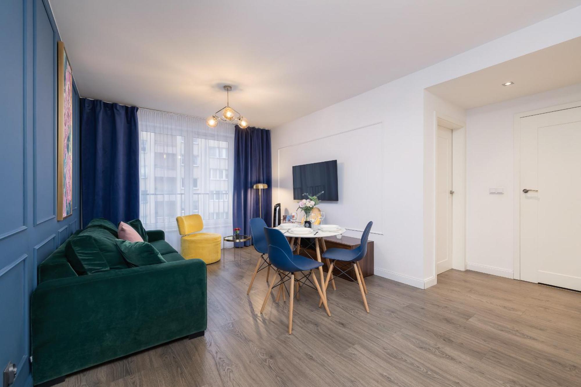 Blue And Green Apartment With Bright Pink Bedroom In Krakow By Noclegi Renters Exteriör bild